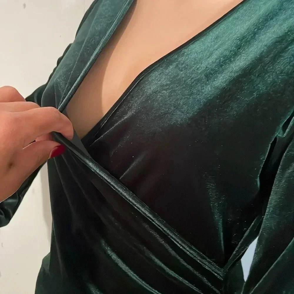 Guberry Elegant Green Velvet Wrap Dress - Picture 5 of 10